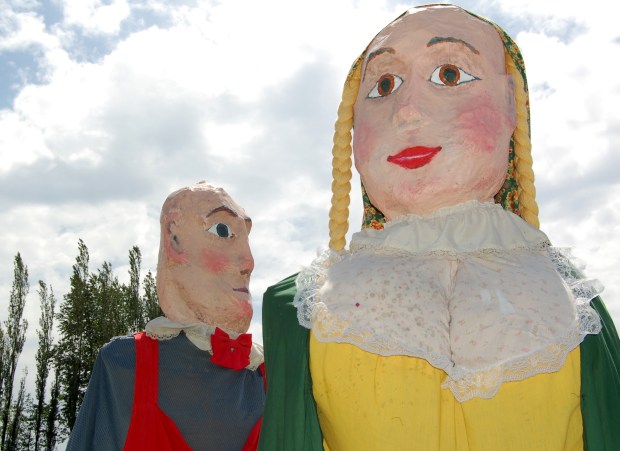 Belgian giant puppets Gust & Jeannette