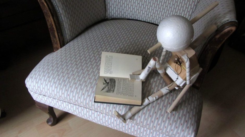 Walkable puppet reading a book, by Kris Fleerackers