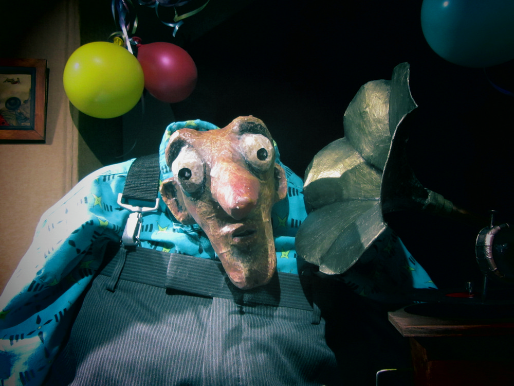 Puppet listens to Michel Lambert's air de cour "Ombre de mon amant"